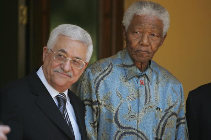 Mandela con il capo dell'Autorit palestinese, Mahmoud Abbas, nel 2006. Epa
